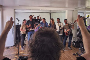 Javier Milei ensaya las canciones que interpretará con “la banda presidencial” este lunes en el Movistar Arena