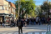 La bronca de un comerciante de la calle Güemes que perdió el día por el acto de Milei: "¿La única motosierra es contra las pymes?"