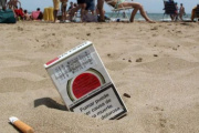 Mar del Plata se prepara para un verano libre de humo: en diciembre comienzan a regir las multas por fumar en la playa