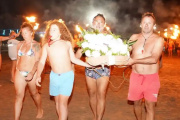 Emotiva ceremonia de ofrendas con antorchas de los guardavidas