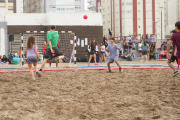 Los alumnos secundarios disfrutaron de jugar en la arena: “Usar la playa para recreación está bueno”