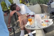 Escándalo en Inglaterra: Jack Grealish fue fotografiado dormido en un bar