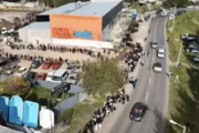 Diez cuadras de fila por 60 empleos: la postal desesperante de un país sin trabajo