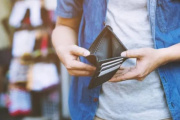 Los salarios volvieron a perder contra la inflación en marzo y acumulan siete meses de caída