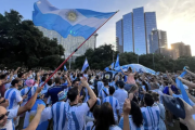 Miles de argentinos coparon las calles de Kansas en la previa del debut mundialista