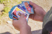 La Plaza se puso en «Modo Mundial» con un intercambio de figuritas que convocó a toda la familia