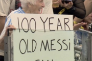 Tiene 100 años, ama a Messi y se volvió furor: quién es la abuela récord que emocionó en el Mundial