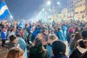 La Rambla se llenó de celeste y blanco para festejar el triunfo ante Cabo Verde