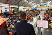 Arturo Rojas dio la bienvenida a los más de 750 jóvenes que participan de la "Invasión de Pueblos"