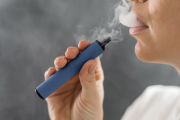 Buscan prohibir el uso de vapeadores en espacios cerrados y advierten sobre sus riesgos para la salud