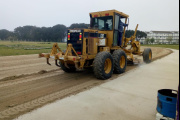 Se realizan trabajos de mejora en la pista de atletismo del Polideportivo Municipal