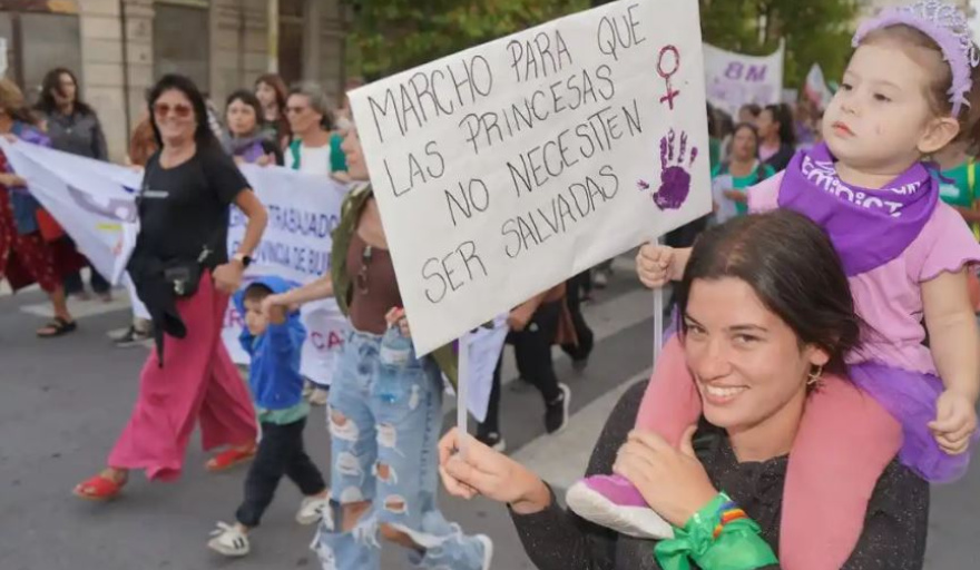 Mujeres marcharon por el centro en una nueva jornada del 8M